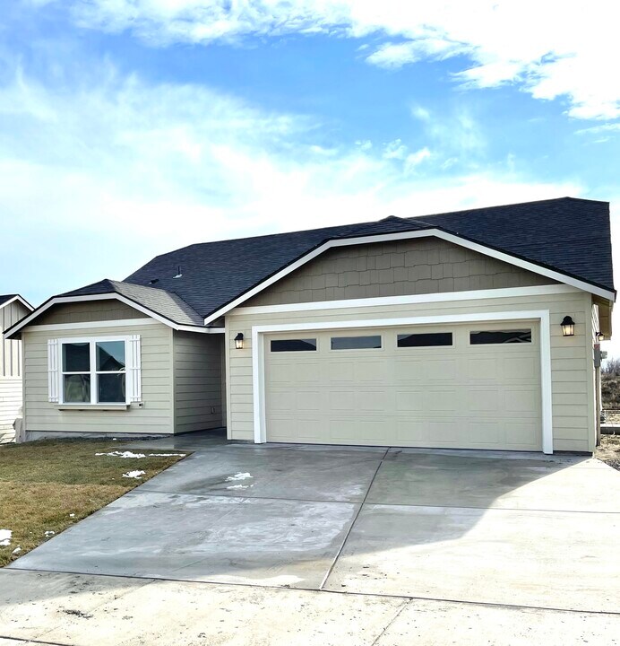 4245 Cove W Dr in Moses Lake, WA - Building Photo