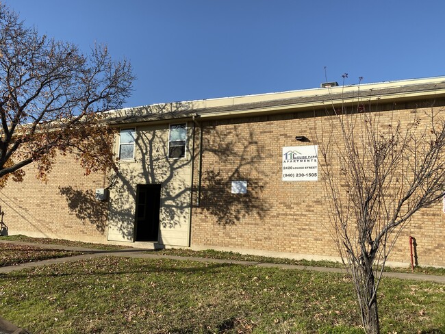 Louise Park Apartments in Denton, TX - Foto de edificio - Building Photo