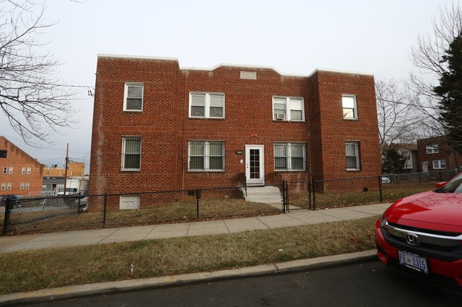 2220 Q St SE