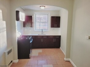 129 N Walnut St-Unit -B5 in East Orange, NJ - Foto de edificio - Building Photo