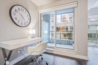 179 Queen St W in Toronto, ON - Building Photo - Building Photo