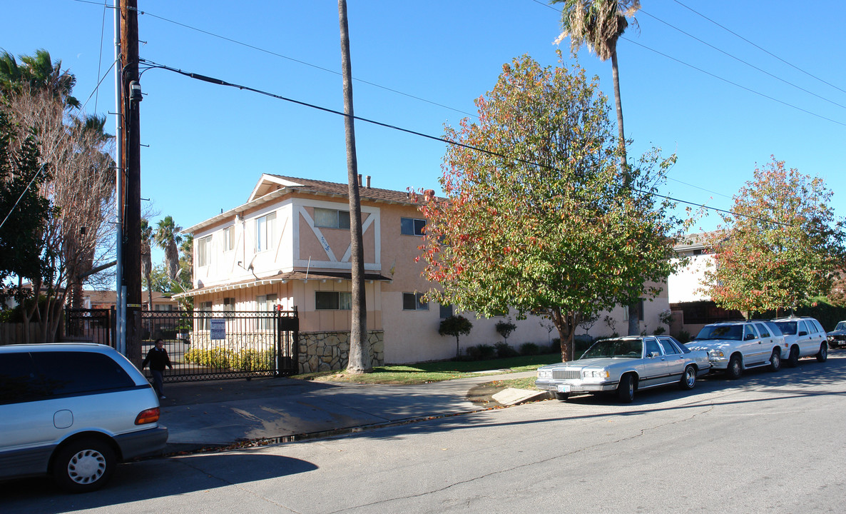 9415 Sylmar Ave in Panorama City, CA - Foto de edificio