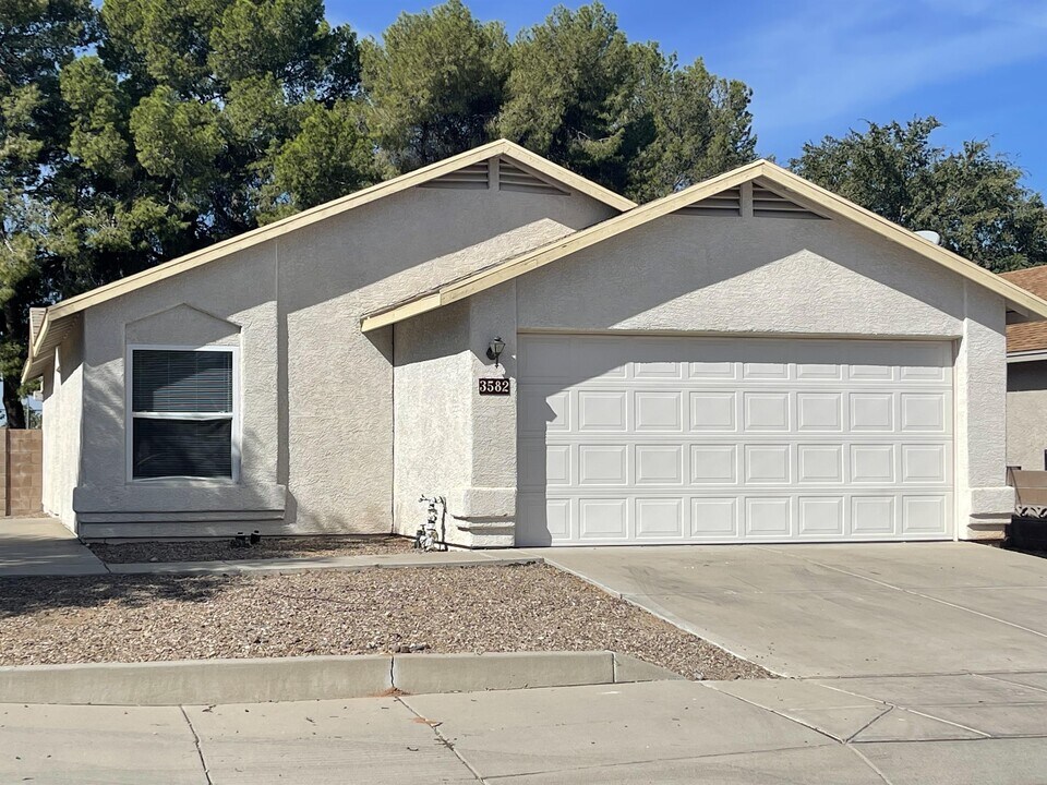 3582 Fighting Falcon Dr in Tucson, AZ - Building Photo