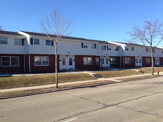 Hampton Townhouses in Milwaukee, WI - Building Photo