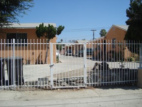 11949-11957 Runnymede St in North Hollywood, CA - Foto de edificio - Building Photo