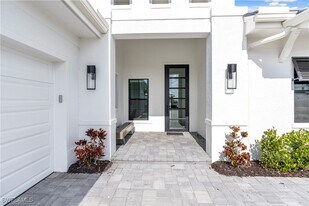 9675 Moonflower Ct in Naples, FL - Building Photo