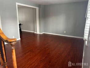 36 Kate Ln in Metuchen, NJ - Foto de edificio - Building Photo