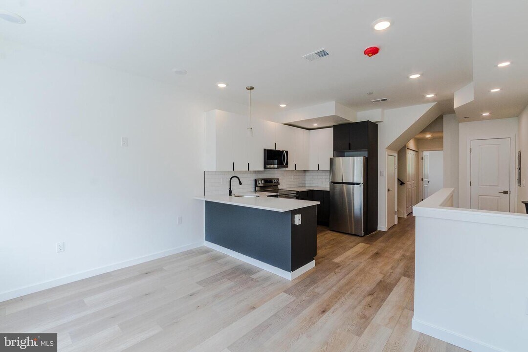 1003 W Dakota St-Unit -UNIT 2 in Philadelphia, PA - Building Photo