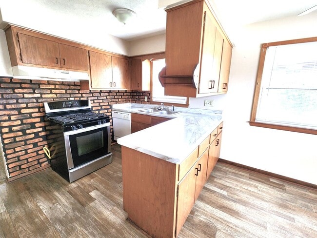 10911-10913 W Langlade St in Milwaukee, WI - Building Photo - Building Photo