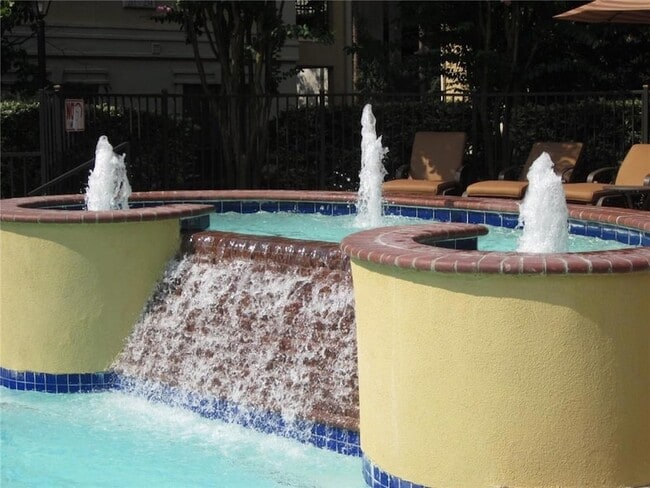 3777 Peachtree Rd NE, Unit 1324 in Atlanta, GA - Foto de edificio - Building Photo