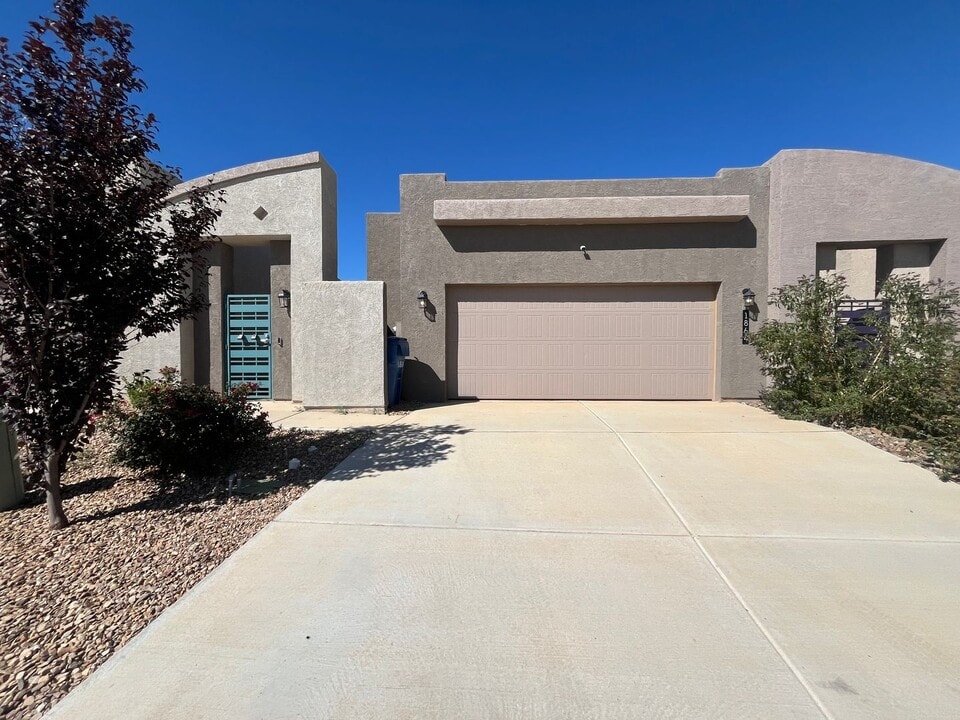1864 Villa Contesa in Los Lunas, NM - Building Photo
