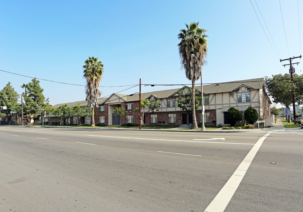 1100 S Magnolia Ave in Fullerton, CA - Foto de edificio