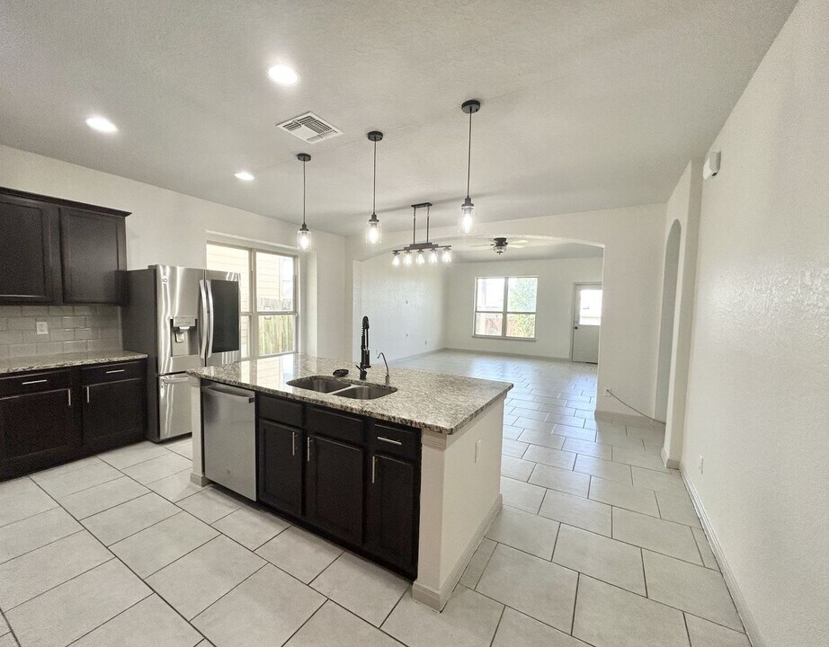 10302 Barbeque Bay in Converse, TX - Building Photo