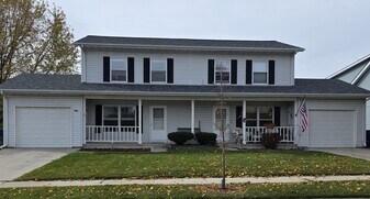 303 Thomas Dr in Port Washington, WI - Building Photo