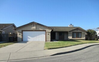 704 Canfield Dr in Lompoc, CA - Building Photo