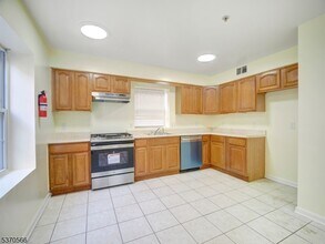 13 Lisa Ct in Newark, NJ - Building Photo - Building Photo