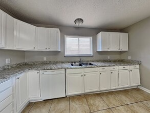 6002 Raza Rd, Unit Private in Pearland, TX - Foto de edificio - Building Photo