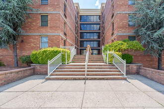 Peninsula Court Apartments in Bayonne, NJ - Foto de edificio - Building Photo