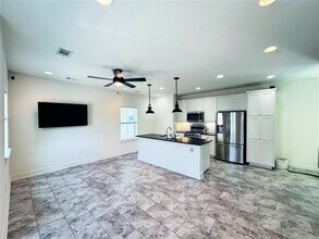 2716 Halcyon Dr, Unit #38 in Austin, TX - Building Photo - Building Photo