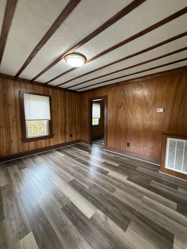 221 Valley Pike Rd in Bristol, TN - Building Photo - Building Photo