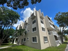 7850 Camino Real, Unit 318 in Miami, FL - Building Photo - Building Photo