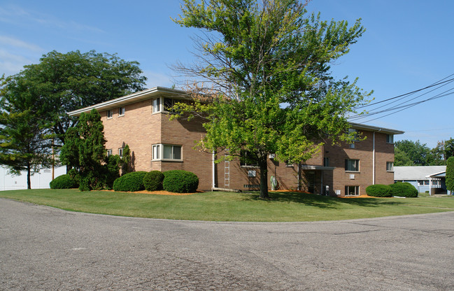 Edgemont Apartments in Lansing, MI - Building Photo - Building Photo