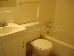 1229 Oakland Rd NE in Cedar Rapids, IA - Building Photo - Building Photo