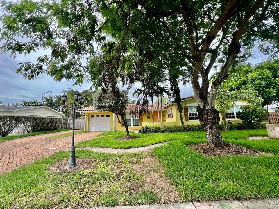 10025 SW 111th St in Miami, FL - Building Photo