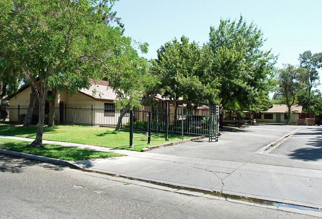 Garland Gardens in Fresno, CA - Foto de edificio - Building Photo