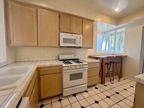 1937 Euclid St, Unit 105 in Santa Monica, CA - Foto de edificio - Building Photo