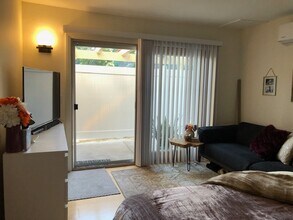 1610 Corte del Rey in Thousand Oaks, CA - Building Photo - Building Photo