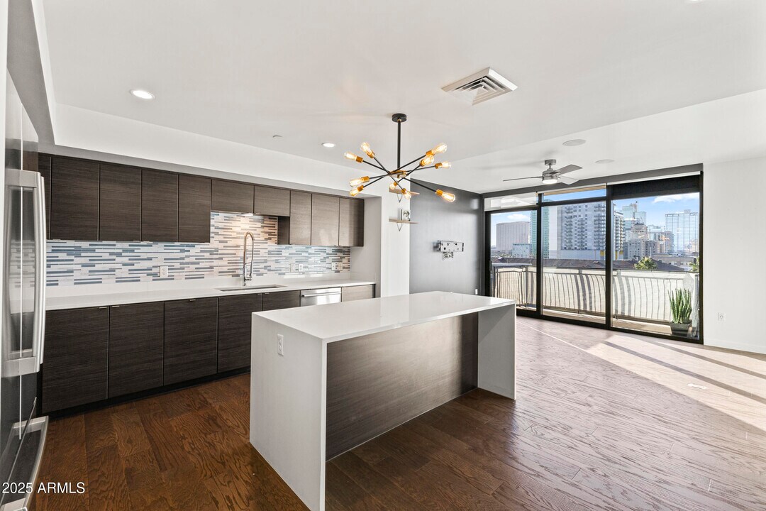 200 W Portland St in Phoenix, AZ - Building Photo