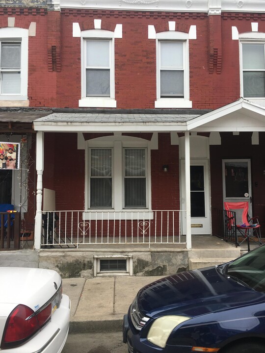 854 Moss St in Philadelphia, PA - Building Photo