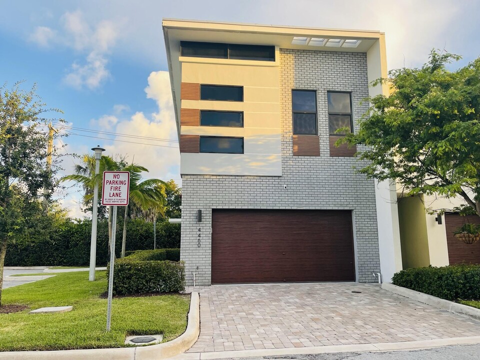 4460 NW 8th Pl in Plantation, FL - Building Photo