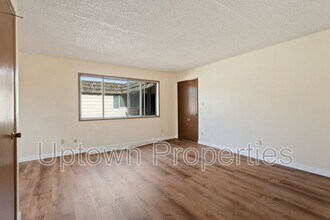 8069 NE Flanders St in Portland, OR - Building Photo - Building Photo