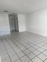 467 SW 7th St-Unit -4 in Miami, FL - Foto de edificio - Building Photo