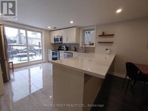 136 Lowe Blvd in Newmarket, ON - Building Photo - Building Photo