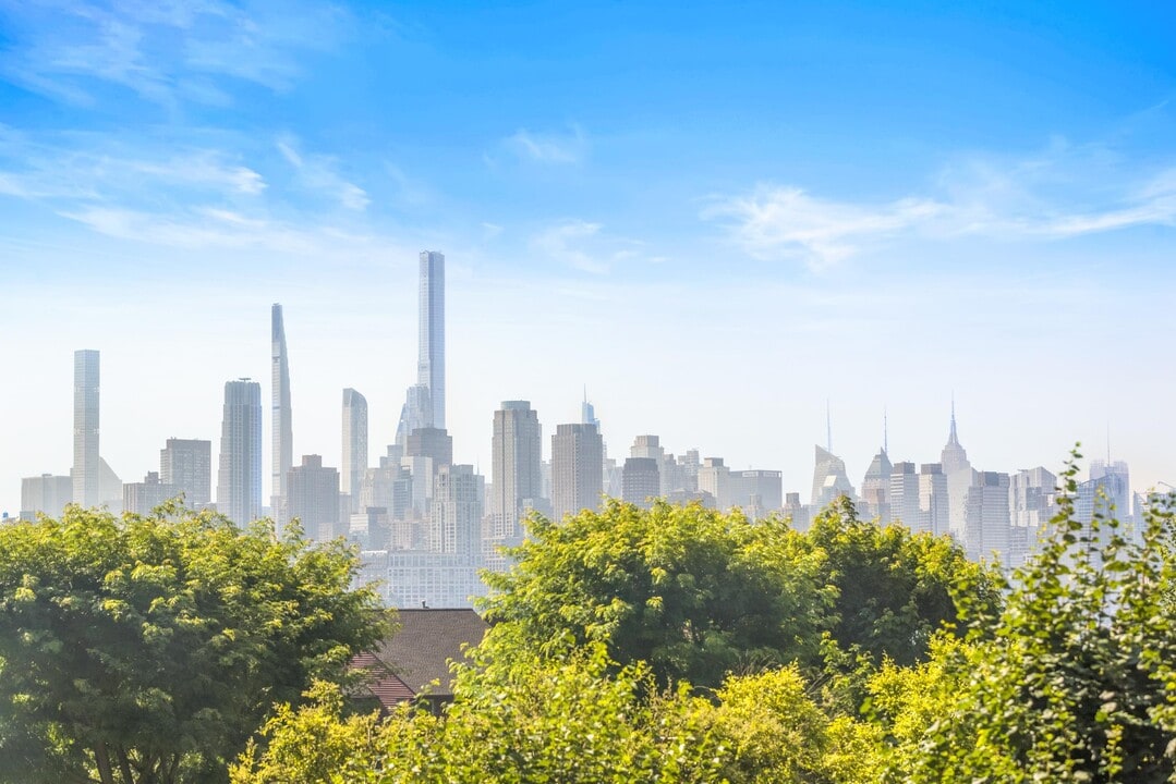 8100 River Rd in North Bergen, NJ - Building Photo