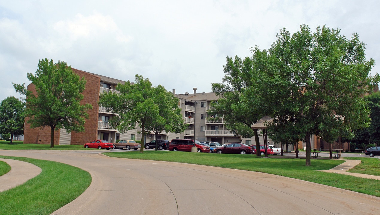 Luther Manor in Bettendorf, IA - Building Photo