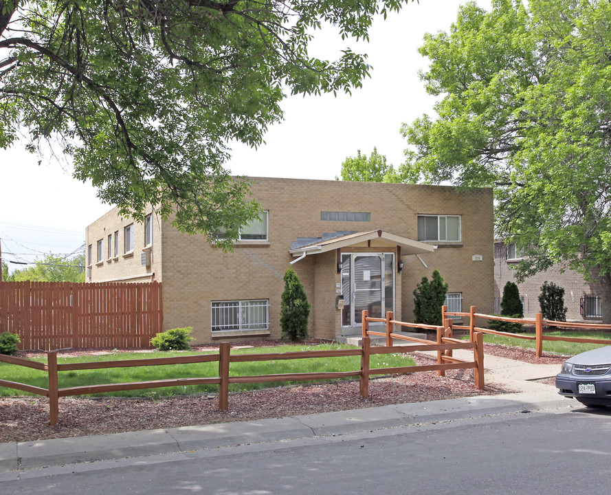 1931 Clinton St in Aurora, CO - Foto de edificio