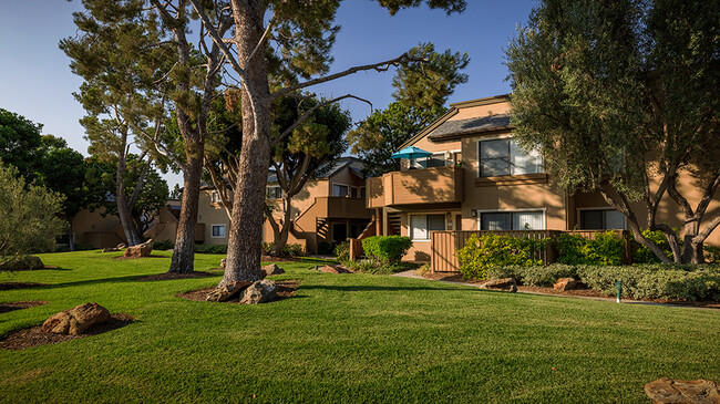 Woodbridge in Irvine, CA - Foto de edificio - Building Photo