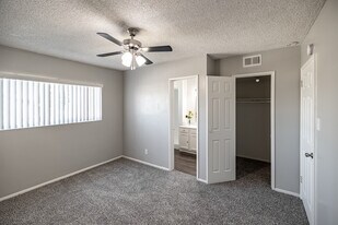 Somerset plaza in Bellflower, CA - Building Photo