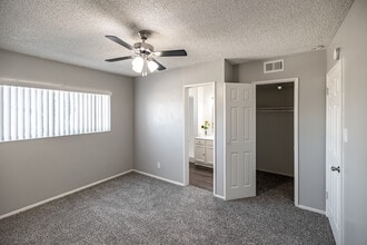 Somerset plaza in Bellflower, CA - Foto de edificio - Interior Photo