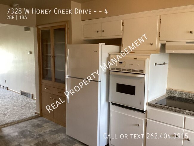 7328 W Honey Creek Dr in Milwaukee, WI - Building Photo - Building Photo