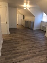 807 Washington Ave, Unit Apt A in Jeannette, PA - Building Photo - Building Photo