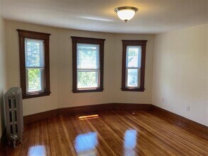 136 Broadway, Unit 3 in Arlington, MA - Foto de edificio - Building Photo