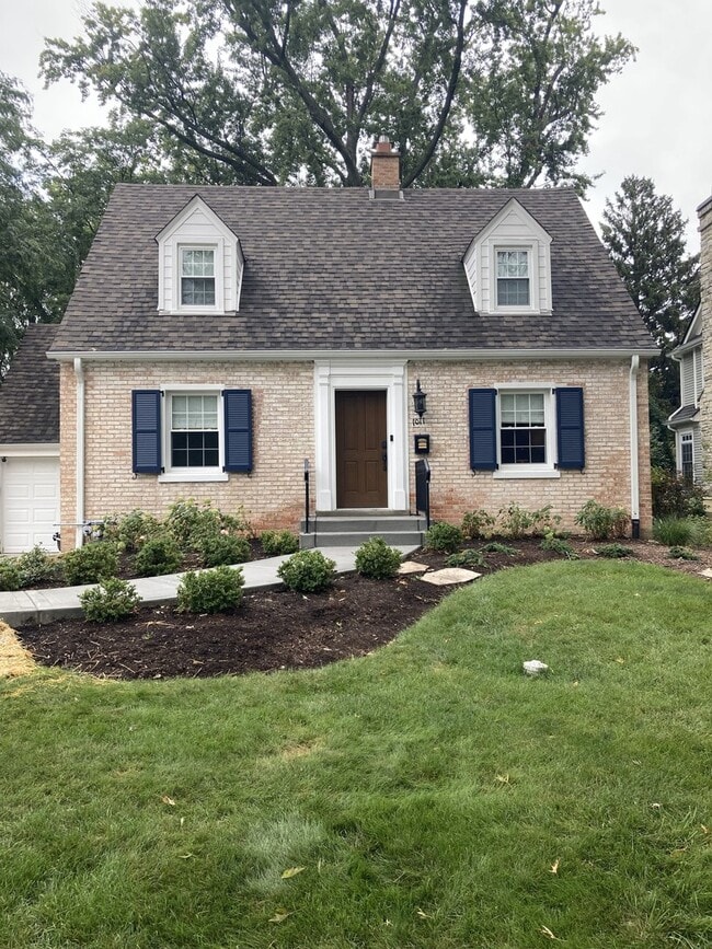 1011 N Washington St in Wheaton, IL - Building Photo - Building Photo