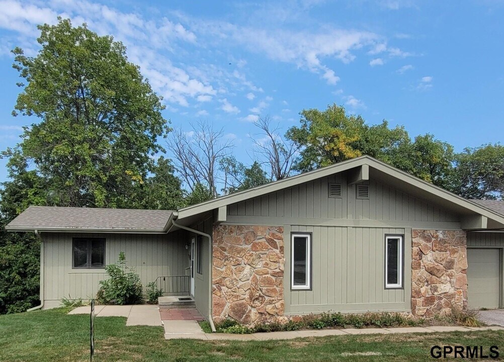 9268 Erskine Plaza in Omaha, NE - Building Photo