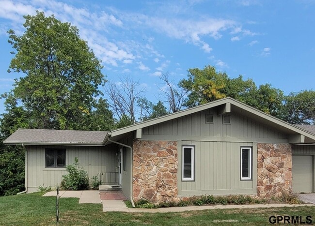 9268 Erskine Plaza