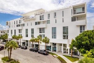 Risdon on 5th in Sarasota, FL - Building Photo
